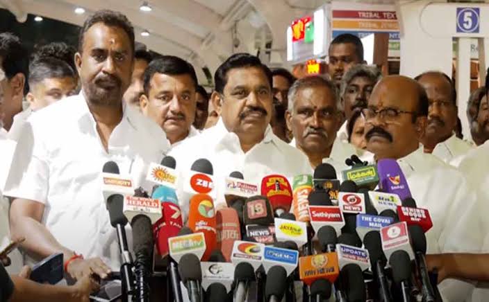 பட்டனை தட்டியவுடன் இயங்குவதற்கு தொழிலாளர்கள் என்ன இயந்திரமா?? ஆளுங்கட்சியை எதிர்த்து பழனிச்சாமி ஆவேசம்!  