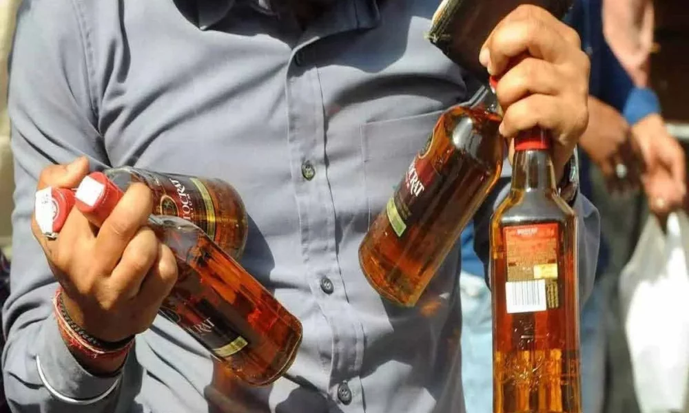 மதுக்கடைகள் எண்ணிக்கை குறைக்க வாக்குறுதி அளித்தவிட்டு பொது இடங்களில் மது பரிமாற அனுமதியா? கொந்தளிக்கும் பொதுமக்கள் 