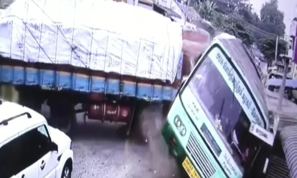 ராமநாதபுரத்தில் அரசு பேருந்தும் லாரியும் மோதிகொண்ட விபத்து!! 10 பேர் காயம் அரசு மருத்துவமனையில் அனுமதி!!