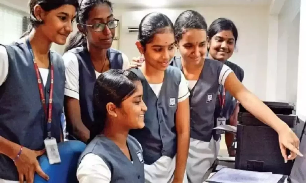 வெளியான +2 தேர்வு முடிவுகள்! தமிழில் இரண்டு பேர் மட்டும் தானா!!