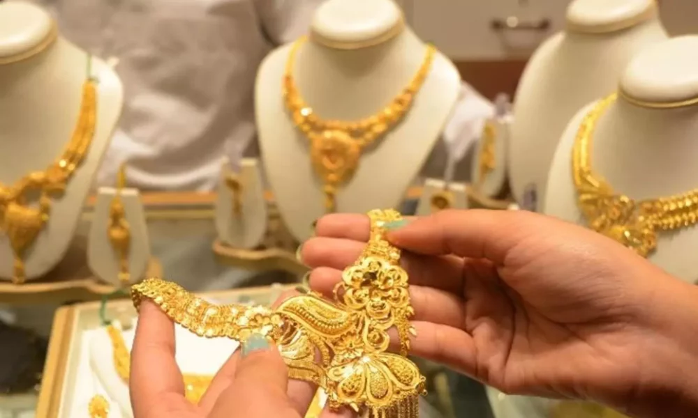 தங்கம் விலை இவ்வளோ குறைஞ்சிருக்கா? மக்கள் மகிழ்ச்சி!!