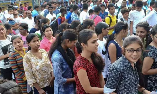 நீட் தேர்வு எழுத வந்த மாணவி!! உள்ளாடையை அகற்ற சொன்னதால் அதிர்ச்சி!!