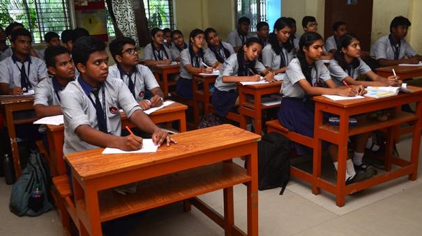 185 மதிப்பெண்கள் எடுத்ததை  கேக் வெட்டி கொண்டாடிய மாணவன்!! இணையத்தில்  வைரலாகும் வீடியோ!!