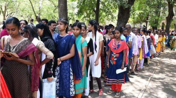 பன்னிரண்டாம் வகுப்பு மாணவர்களின் கவனத்திற்கு!! அரசு கலை கல்லூரிகளில் விண்ணப்பிக்க நாளை கடைசி நாள்!!