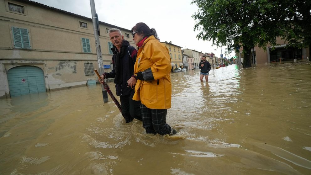 இத்தாலியில் பெய்து வரும் கனமழை! இது வரை 8 பேர் உயிரிழப்பு!!