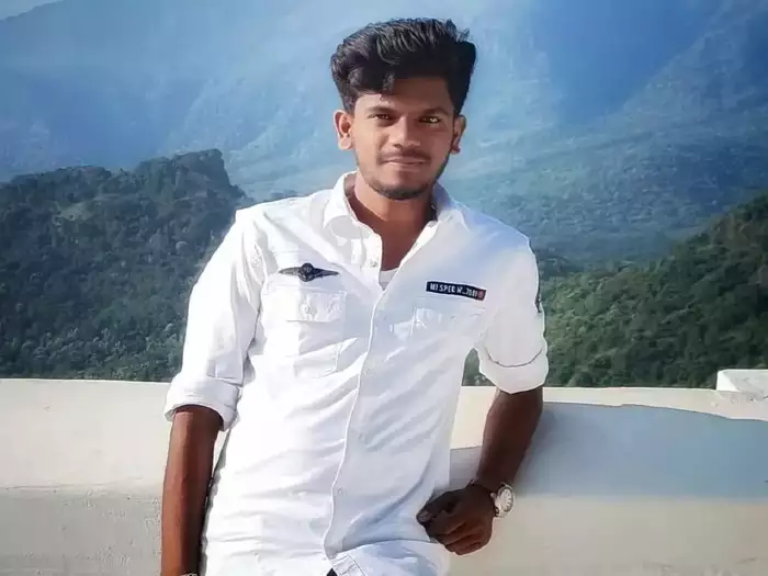 அரசு அலுவலக வாசலில் நடைபெற்ற அதிர்ச்சி சம்பவம்!! அமர்ந்திருந்த மேற்பார்வையாளருக்கு நேர்ந்த கொடூரம்!!