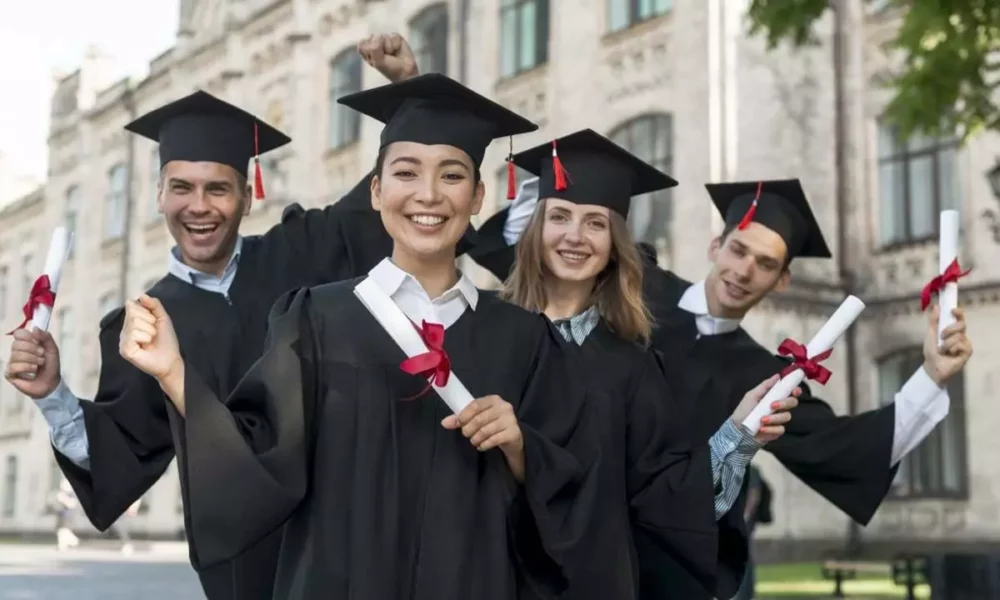 டிகிரி முடித்தவர்களே இந்த வாய்ப்பை விட்டு விடாதீர்கள்!! வங்கியில் அசத்தல் வேலை!!