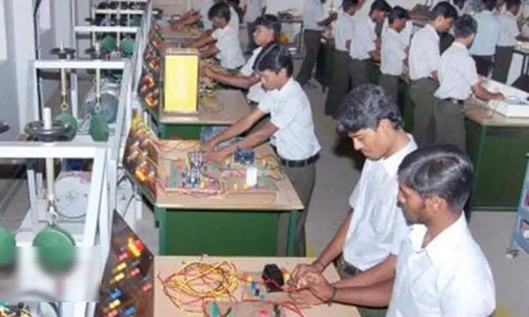 மாணவர்களே முந்துங்கள்! இதற்கு விண்ணப்பிக்க இன்றே கடைசி நாள்!