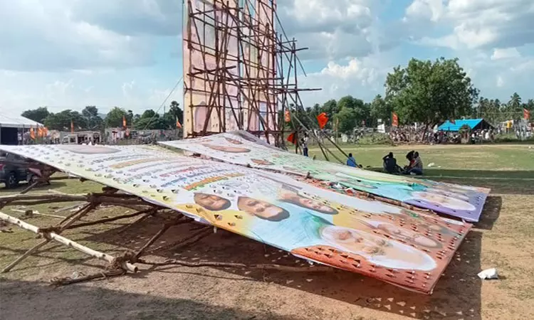 கண் இமைக்கும் நொடியில் சரிந்த பேனர்!! மத்திய அமைச்சர் பொதுக்கூட்டத்தில் திடீர் பரபரப்பு!!