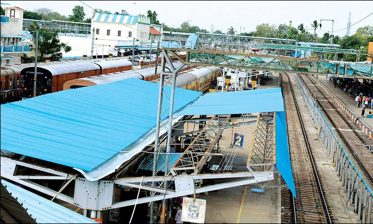 அடித்த காற்றில் திடீரென பறந்து வந்த மேற்கூரை! பயத்தில் கதறிக்கொண்டு  ஓட்டம் பிடித்த பயணிகள்!! 