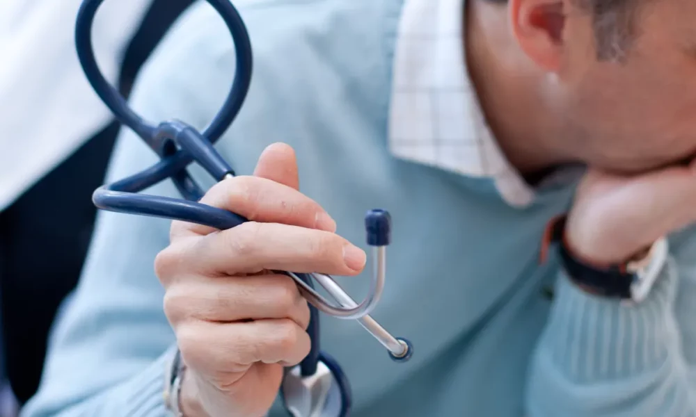 இரண்டு நாட்களில் 4 மருத்துவர்கள் மரணம்! பணி நெருக்கடியால் ஏற்பட்ட  மன அழுத்தம் தான் காரணமா..?