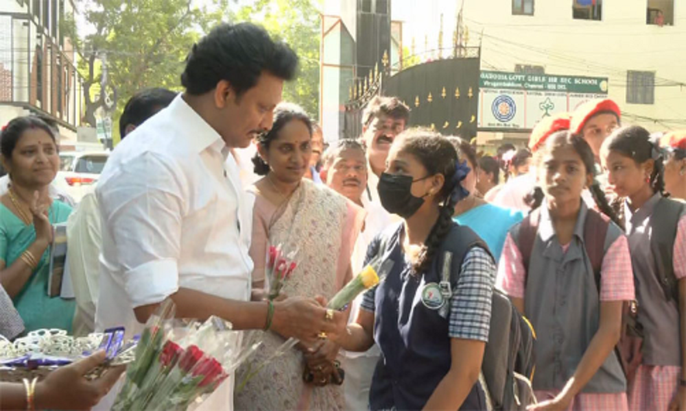 தமிழகம் முழுவதும் இன்று 6 முதல் 12ம் வகுப்பு வரை பள்ளிகள் திறக்கப்பட்டது! மாணவர்களை பூங்கொத்து கொடுத்து அன்பில் மகேஷ் வரவேற்றார்!