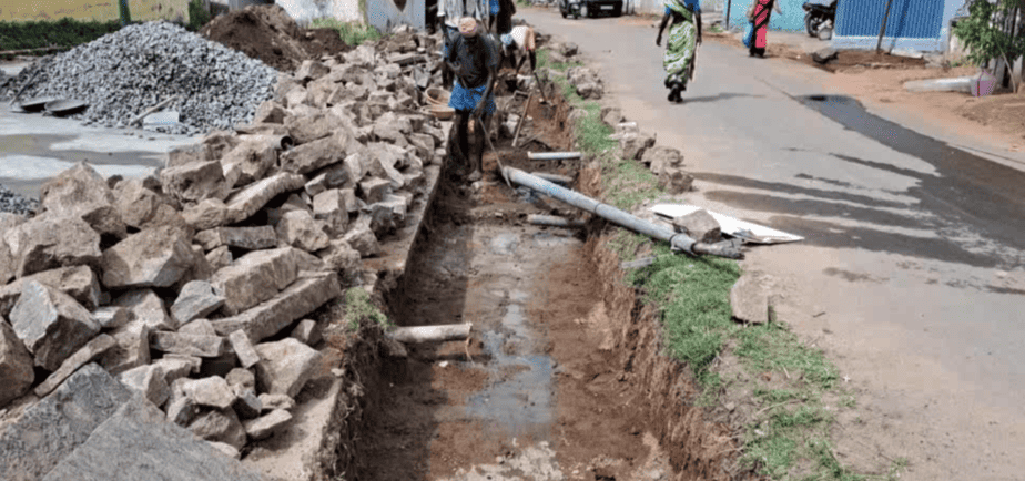 நான் ஆளும் கட்சியை சேர்ந்தவன் இப்படித்தான் இருப்பேன்!! திமுக கவுன்சிலரின் அடாவடி!!