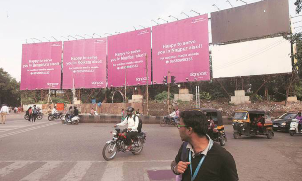 நெடுஞ்சாலைகளில் இருக்கும் விளம்பரப்பலகைகள்! தொடர்ந்து சாலைகளில் விழுவதால்  பயணிகள் அச்சம்!!