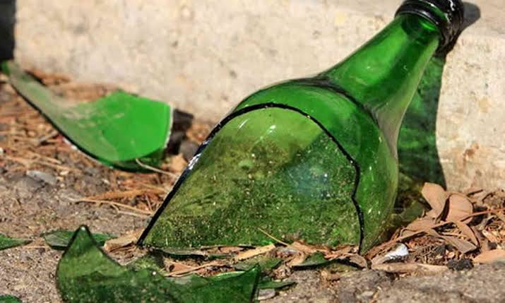 குடிக்க பணம் கேட்டு தொல்லை செய்த வாலிபர்! தர மறுத்த தொழிலாளியை பீர் பாட்டிலால் குத்திய கொடூர சம்பவம்! 