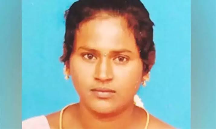 ஓடும் பஸ்ஸிலிருந்து குதித்து தாய் தற்கொலை!  பாம்பு கடித்து மகள் பலி! ஊரக வேலை உறுதி திட்ட பொறுப்பாளர் குடும்பத்தில் அரங்கேறிய சோக நிகழ்வு! 