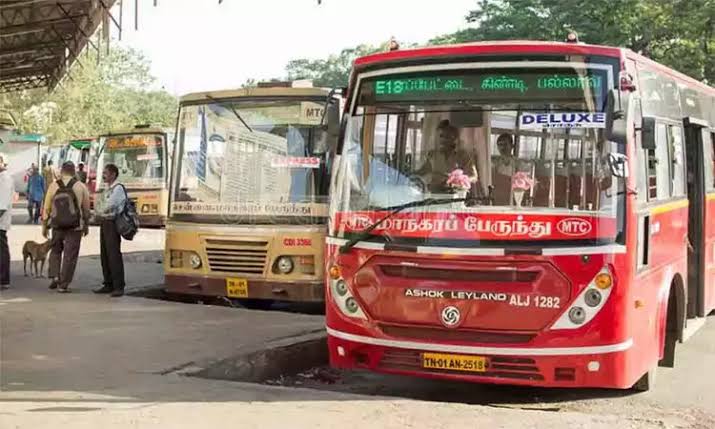 எங்களையே டிக்கெட் எடுக்க சொல்கிறாயா? சினிமாவைப் போல் ஓடும் பஸ்ஸில் ரவுடிகளால் நடத்துநருக்கு  ஏற்பட்ட கொடூரம்! 