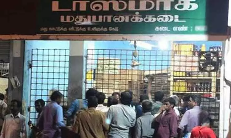 கூடுதல் விற்பனைக்கு மது பாட்டில்களை விற்ற ஊழியர்கள்!! சம்பவம் தொடர்பான வீடியோ வைரல்!!