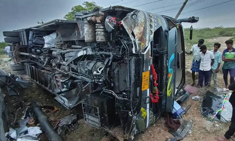 மின்கம்பத்தில் மோதி சாலையில் கவிழ்ந்த ஆம்னி பஸ்!! திடீரென கண்ணிமைக்கும் நேரத்தில் நேர்ந்த விபரீதம்!! 