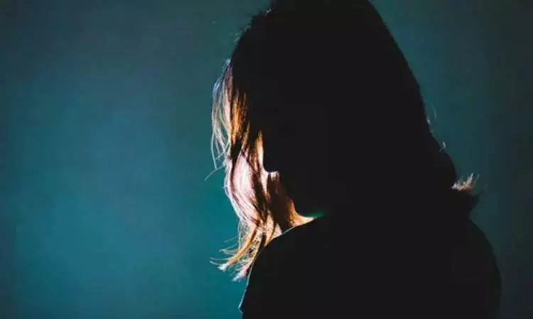 ஆடைகளை கிழித்து! காதலனை நம்பிச் சென்ற பெண்ணுக்கு அவரின் குடும்பத்தாரால் ஏற்பட்ட கொடூரம்!!