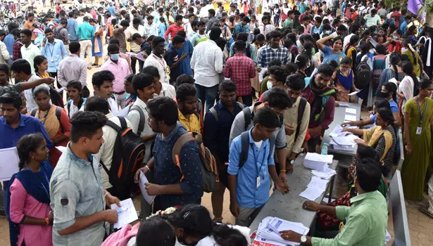 இளைஞர்களே இதோ உங்களுக்கான சூப்பர் நியூஸ்!! மாபெரும் வேலை  வாய்ப்பு முகாம்!!