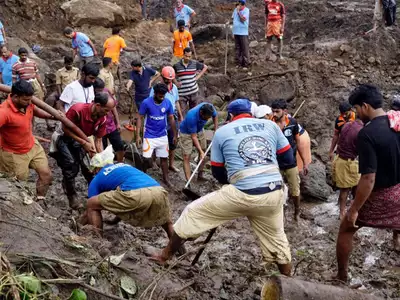 கோத்தகரியில் ஏற்பட்ட மண்சரிவு… உயிருடன் இரண்டு நபர்கள் பத்தியமாக மீட்பு!!