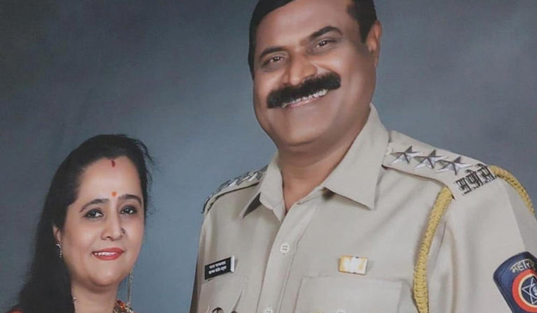 மனைவியை சுட்டுக் கொன்று தானும் தற்கொலை… பரபரப்பை ஏற்படுத்திய போலிஸ் அதிகாரியின் தற்கொலை…