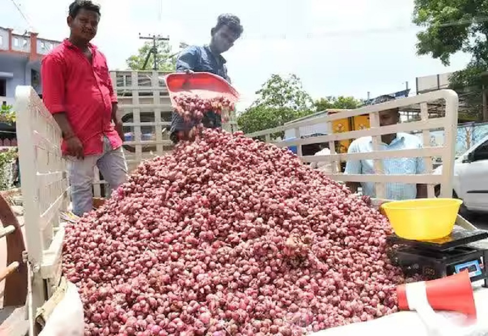 கிலோ 70 ரூபாய்க்கு விற்பனை செய்யப்படும் சின்ன வெங்காயம்… கவலையில் செங்கோட்டை விவசாயிகள்!!