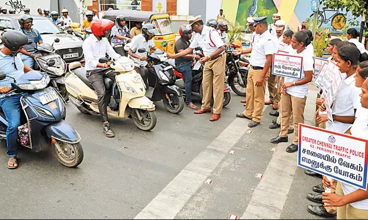 வாகன முகப்பு விளக்குகளில் “கருப்பு ஸ்டிக்கர்”!! விழிப்புணர்வை ஏற்படுத்தும் போக்குவரத்து காவல்துறையினர்!!
