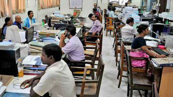 அரசு ஊழியர்களுக்கு அதிரடி ஹாப்பி நியூஸ்!! மத்திய அரசு ஊழியருக்கு இணையாக  உயரும் சம்பளம்!!