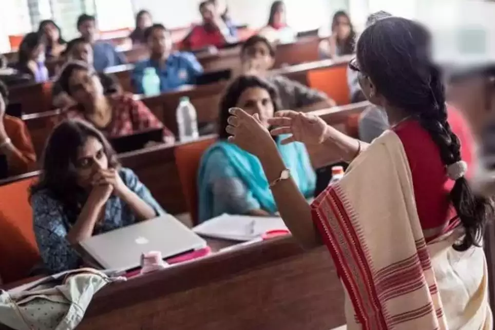 அரசு கல்லூரிகளில் 4000 ஆசிரியர் காலி பணியிடங்கள்!! செட் தேர்வு விரைவில் நடத்தப்படும் அமைச்சர் அதிரடி அறிவிப்பு!!