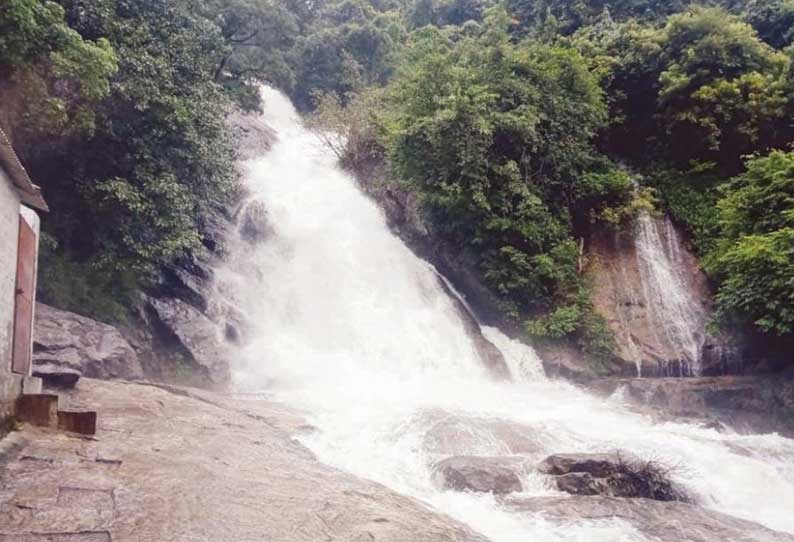 நீர்வீழ்ச்சியில் குளிப்பதற்கு தடை!! சுற்றுலா பயணிகள் ஏமாற்றம்!!