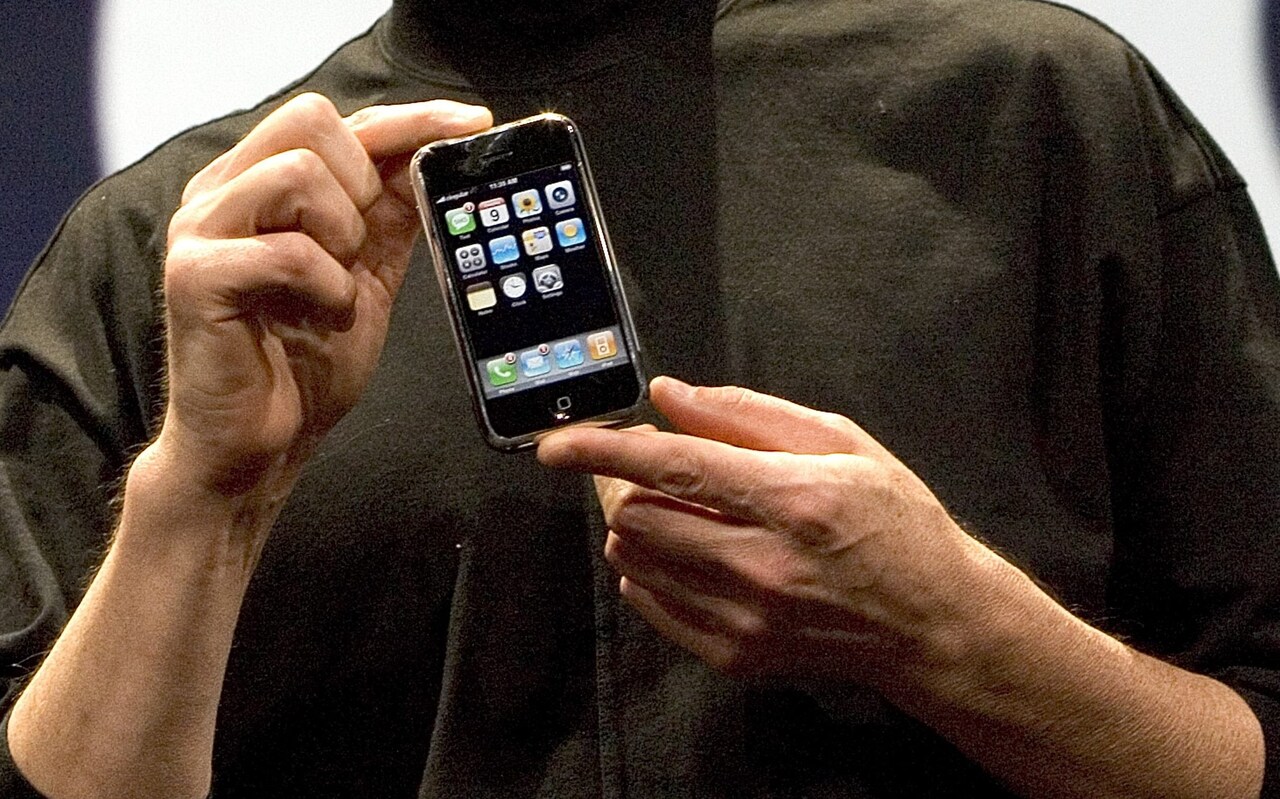 ஏலத்தில் விடப்பட்ட பழைய மாடல் “ஐபோன்”!! விலை 1.3 கோடி!!