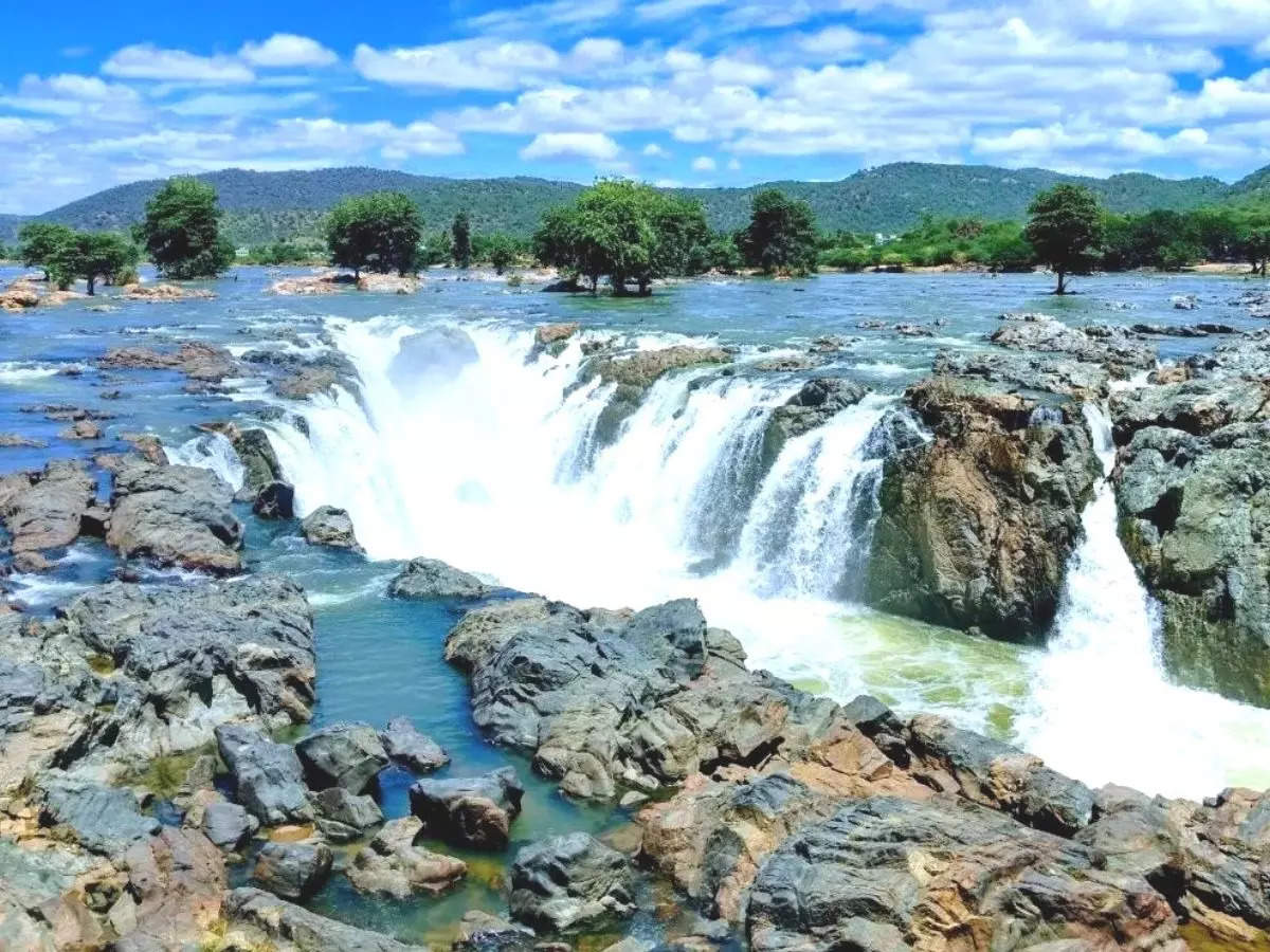 ஓகேனக்கல் நீர்வீழ்ச்சியில் நீர்வரத்து அதிகரிப்பு… சுற்றுலாப் பயணிகளுக்கு தடை…!