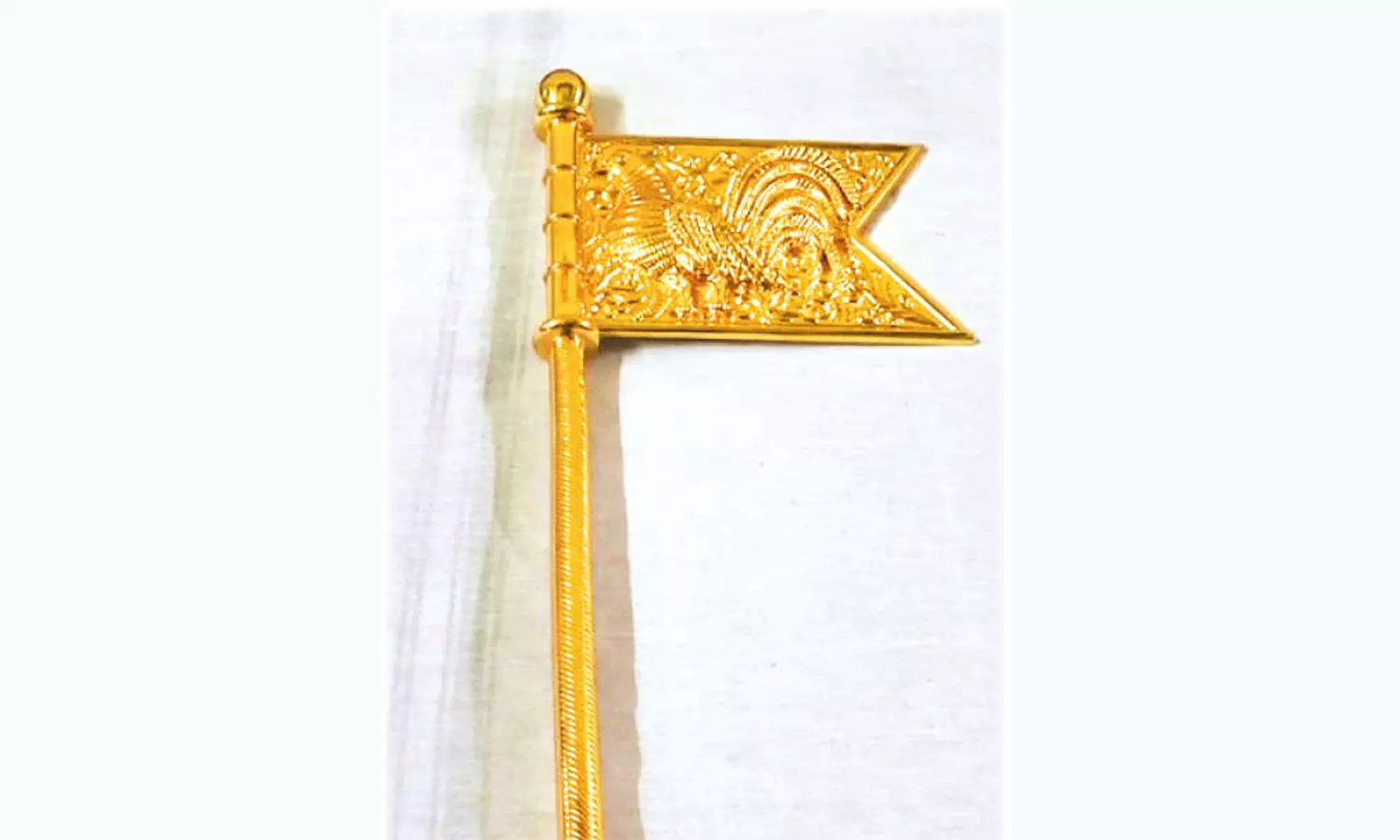 முருகன் கோவிலுக்கு தங்க சேவல் கொடி காணிக்கை!! எல்லையில்லா பக்தியின் வெளிப்பாடு!!