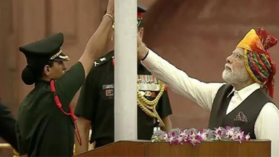 77 ஆம் ஆண்டு சுதந்திர தின விழா நாடு முழுவதும் கொண்டாட்டம்..! செங்கோட்டையில் மூவர்ண கொடியை ஏற்றினார் பிரதமர்!