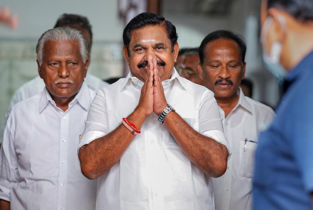 தமிழகத்தில் இந்துத்துவா கட்சிகள் வளர அதிமுக வழி செய்கிறதா?