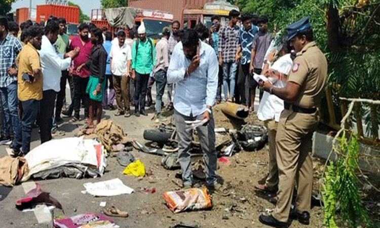 டிப்பர் லாரி மோதியதில் 6 பேர் பலி!! சாலையை கடக்க முயன்றவர்களுக்கு நேர்ந்த கொடூர சம்பவம்!!