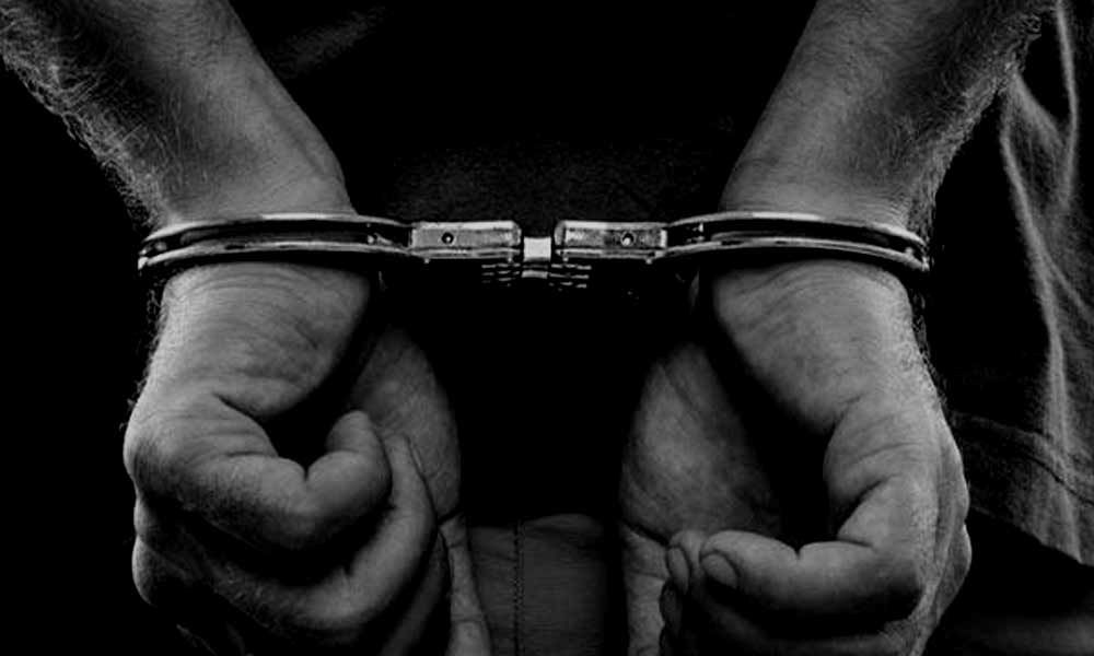 மனைவியை கொலை செய்ய மசாலா பொடியில் விஷம் கலந்த கணவர்… பரிதாபமாக மாமியார் உயிரிழப்பு!!