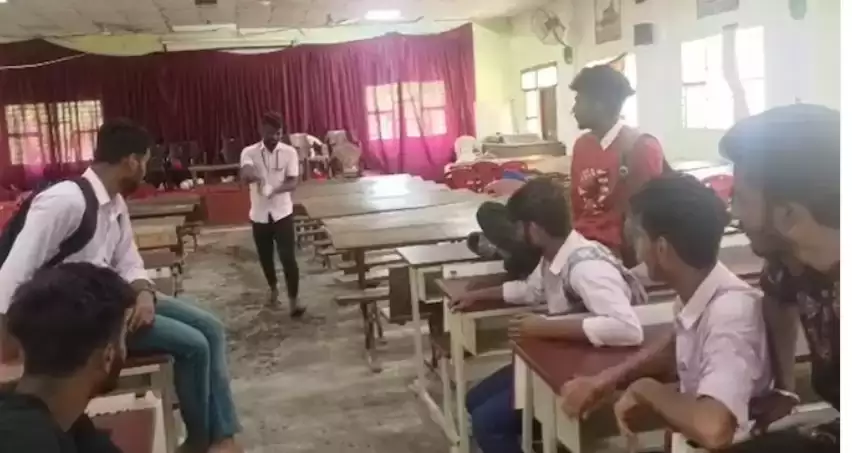 கல்லூரிக்குள் வந்தது தப்பா? பிரகாஷ்ராஜ் காலடி பட்ட இடத்தை கோமியத்தால் சுத்தம் செய்த மாணவர்கள்!!