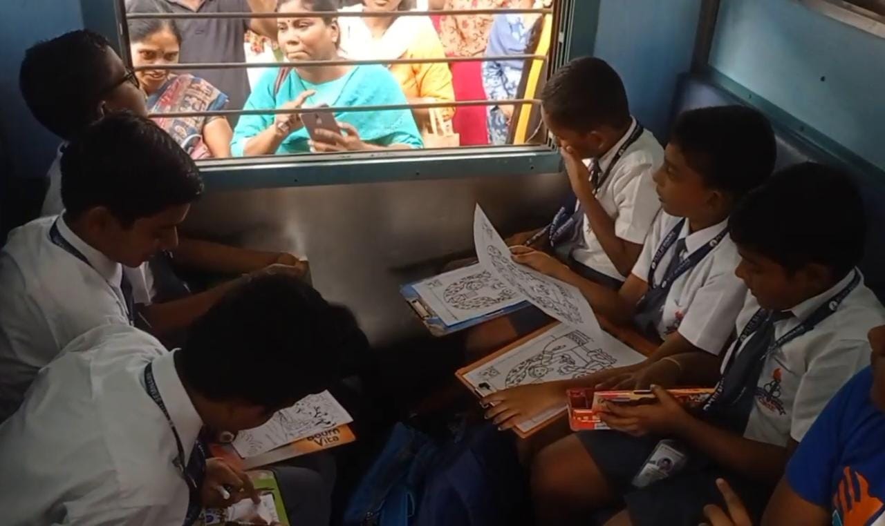புதுச்சேரியில் ஓடும் ரயிலில் ஓவியப் போட்டி… 500க்கும் மேற்பட்ட மாணவர்கள் கலந்து கொண்டதாக தகவல்!!