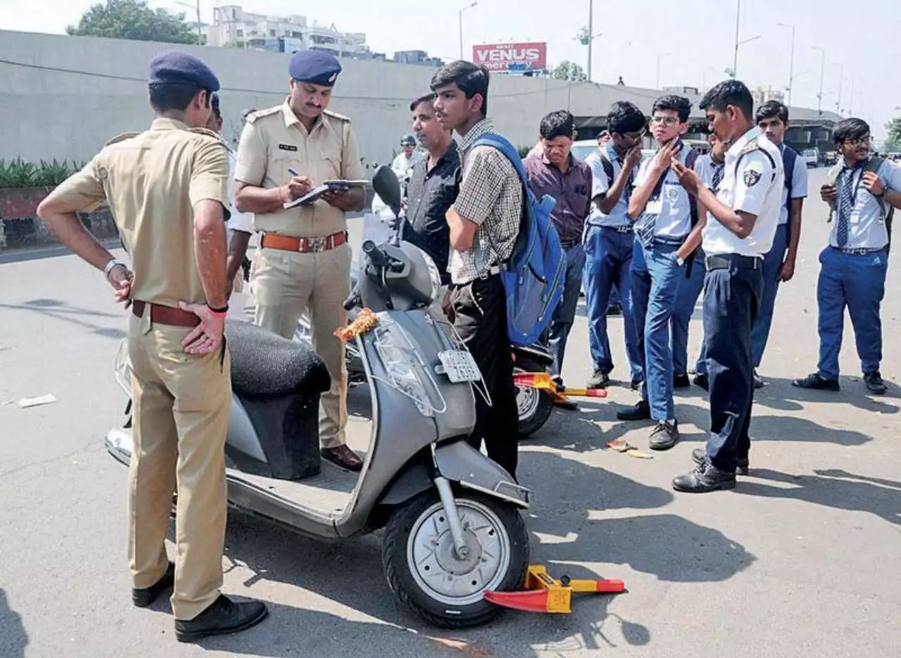 ஓட்டுநர் உரிமம் இல்லாமல் மாணவர்கள் வாகனம் ஓட்டக்கூடாது… மீறினால் மாணவர்களின் பெற்றொருக்கு தண்டனை…வெளியான அதிரடி அறிவிப்பு!!