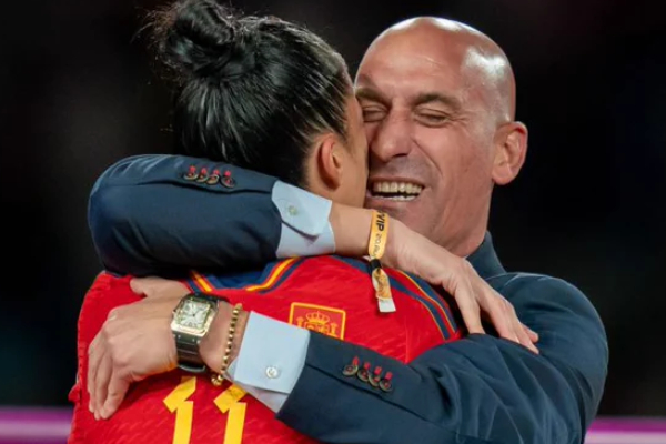 மேடையில் கால்பந்து வீராங்கனைக்கு கட்டியணைத்து முத்தமிட்டு சர்ச்சையில் சிக்கிய தலைவர்!