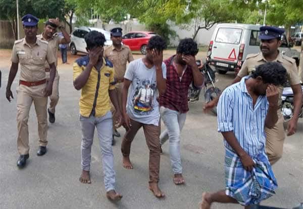 சமூக வலைதளங்களில் பிரபலமாக வேண்டும் என்ற ஆசை… காவல் நிலையத்தை வெடிகொண்டு வைத்து தகர்ப்பது போல ரீல்ஸ் செய்த இளைஞர்கள் கைது…