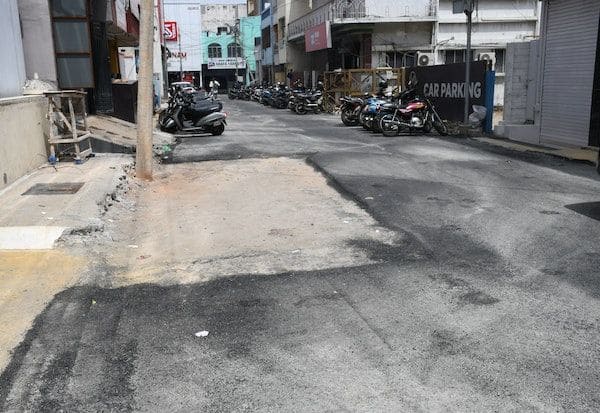 காரை அகற்றாமல் சாலையை சீரமைத்த ஊழியர்கள்… திருப்பூர் மாநகராட்சியில் நிகழ்ந்த சம்பவம்!!