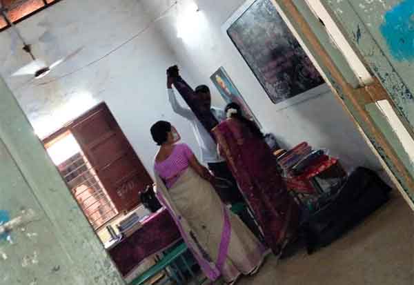 பாடம் நடத்தும் பள்ளியில் புடவை விற்பனை… ஜவுளிக்கடையாக மாறி பள்ளியை பார்த்த பெற்றோர்கள் அதிர்ச்சி!!