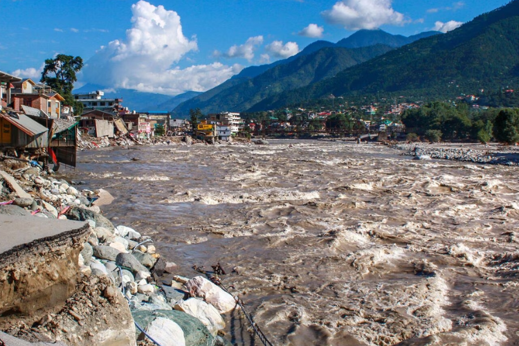 ஹிமாச்சலப் பிரதேசம் மாநிலத்தில் மேக வெடிப்பு… விபத்தில் 7 பேர் பரிதாபமாக உயிரிழந்தனர்!!