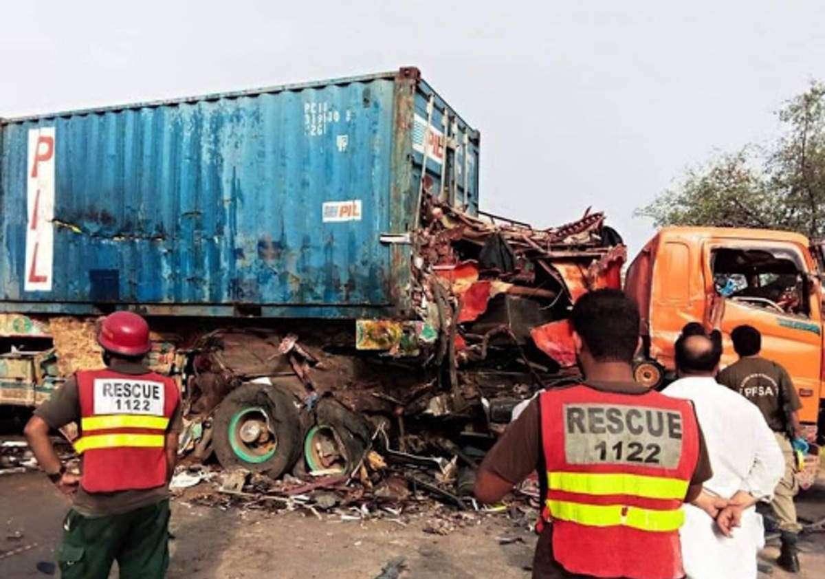பாகிஸ்தான் நாட்டில் பயங்கர விபத்து… டீசல் லாரி மீது பேருந்து மோதியதில் 16 பேர் பரிதாபமாக பலி…