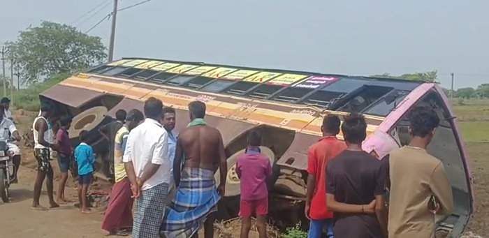 குடிநீர் குழாயில் பேருந்து கவிழ்ந்து விபத்து… 20 பேருக்கு காயம் ஏற்பட்டுள்ளதாக தகவல்!!