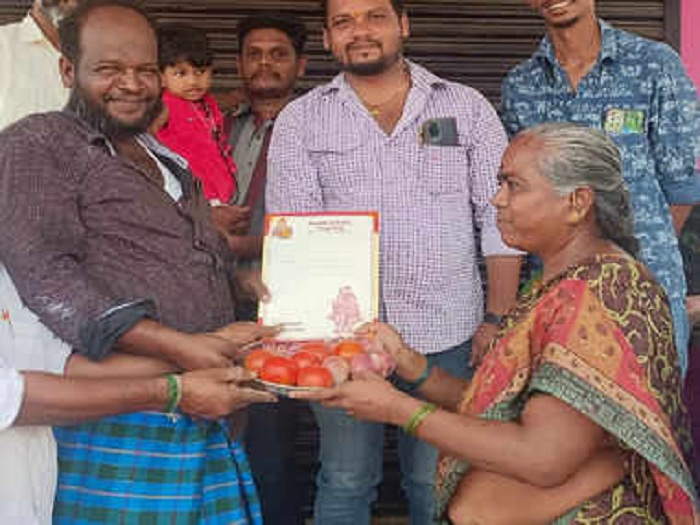 திருமணத்திற்கு தாம்பூலத் தட்டில் தக்காளி வைத்து அழைப்பு… எப்படியெல்லாம் திங்க் பன்றாங்க பாருங்க…